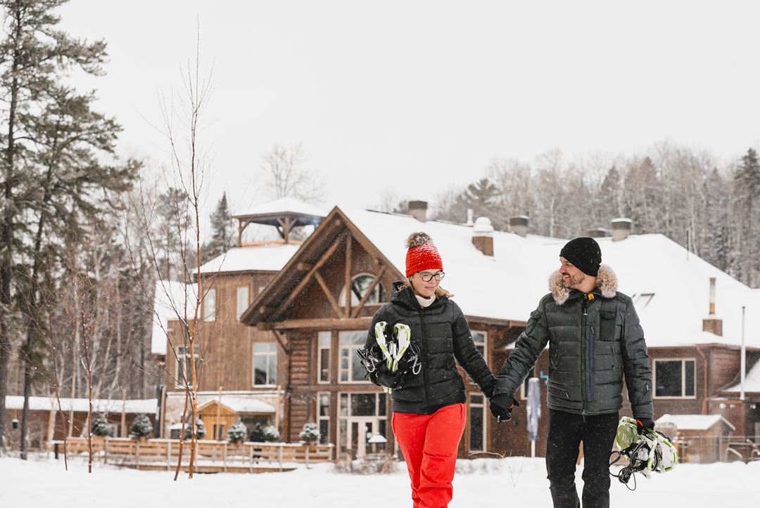 Couple en raquette à l'Auberge du Lac Taureau